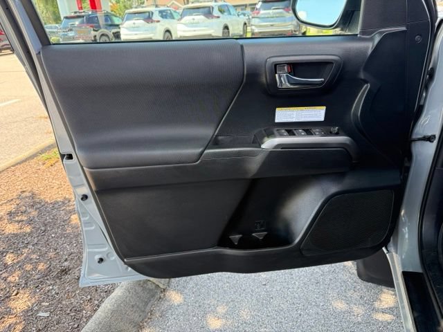 Used 2019 Toyota Tacoma TRD Off-Road w/ Technology Package AWD/4WD image 17