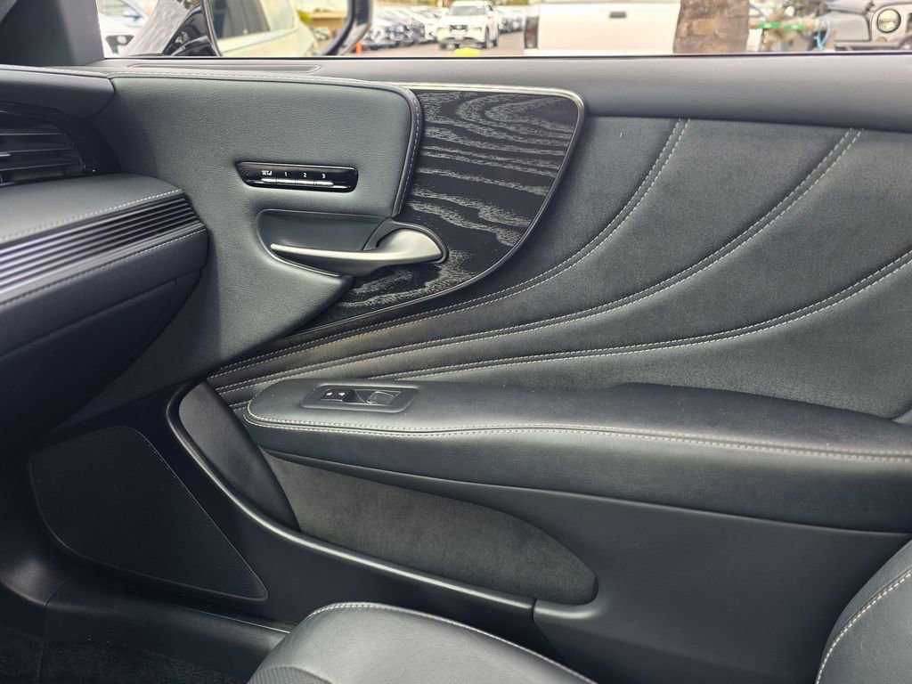 Used 2021 Lexus LS 500 w/ Accessory Package (Z1) RWD image 27