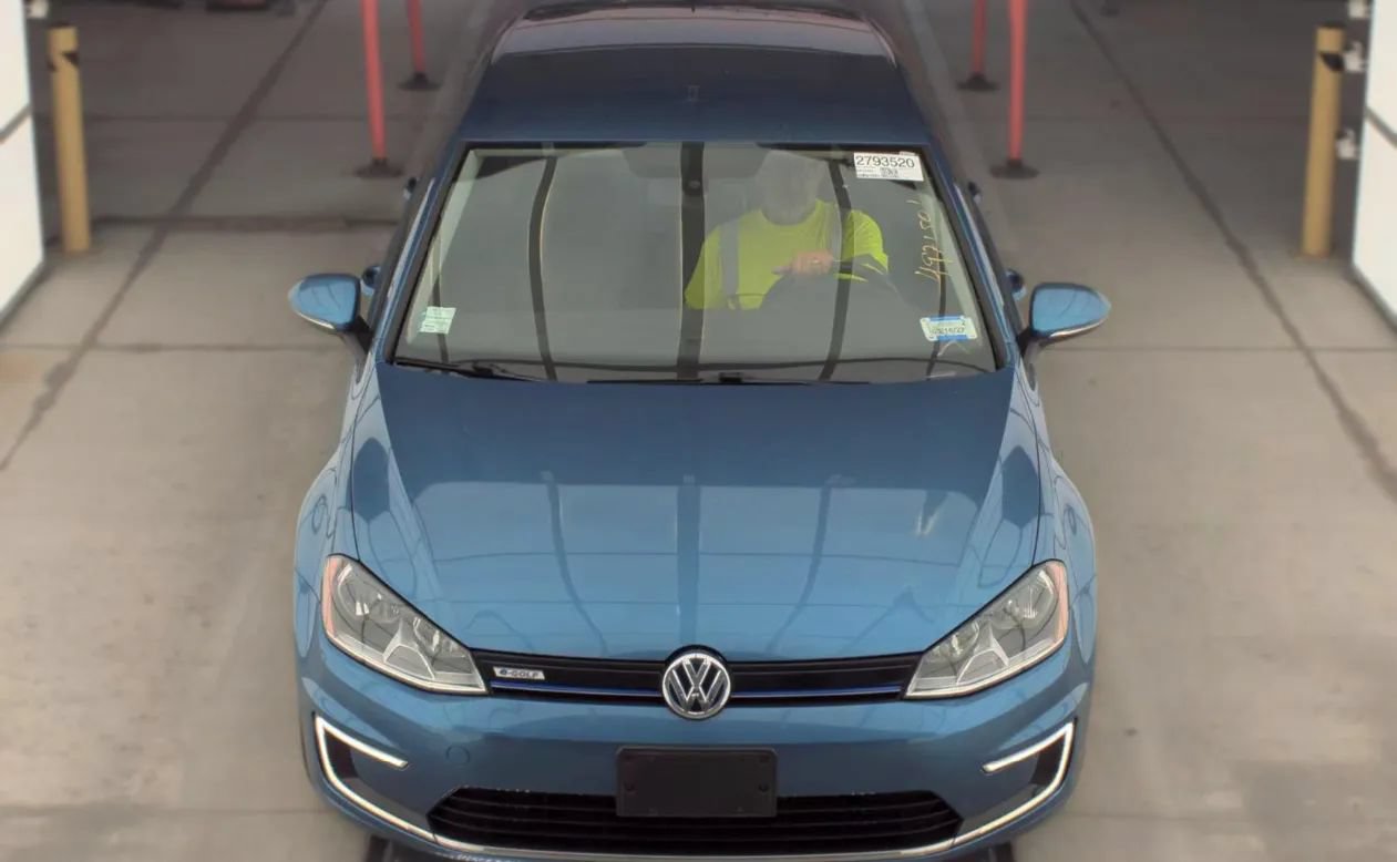 Used 2016 Volkswagen e-Golf SE FWD image 2