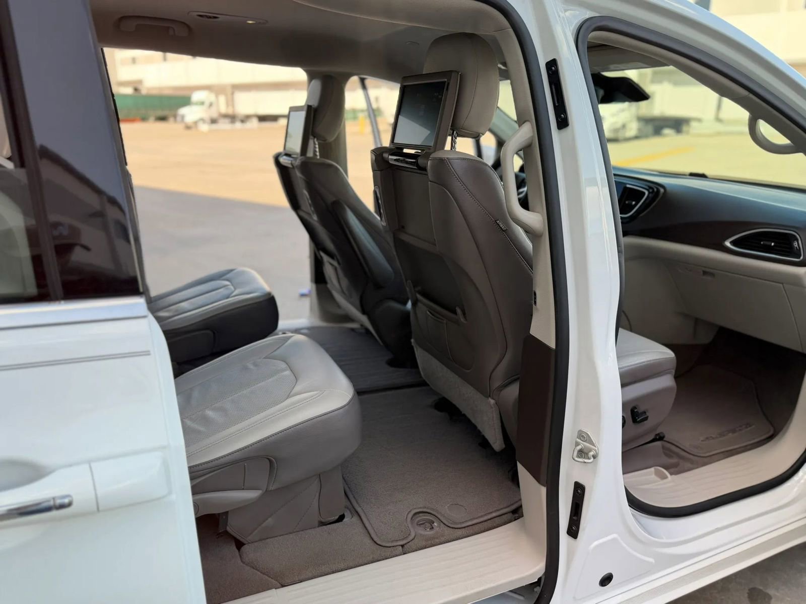 Used 2017 Chrysler Pacifica Touring-L Plus image 23