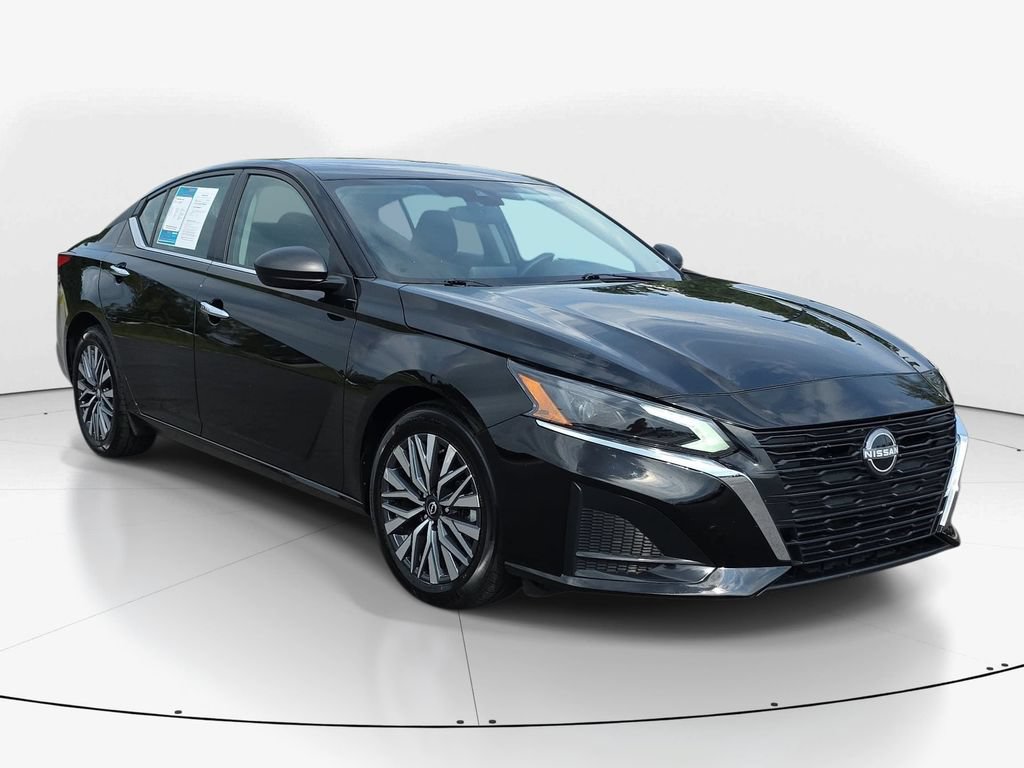 Used 2025 Nissan Altima 2.5 SV FWD image 3