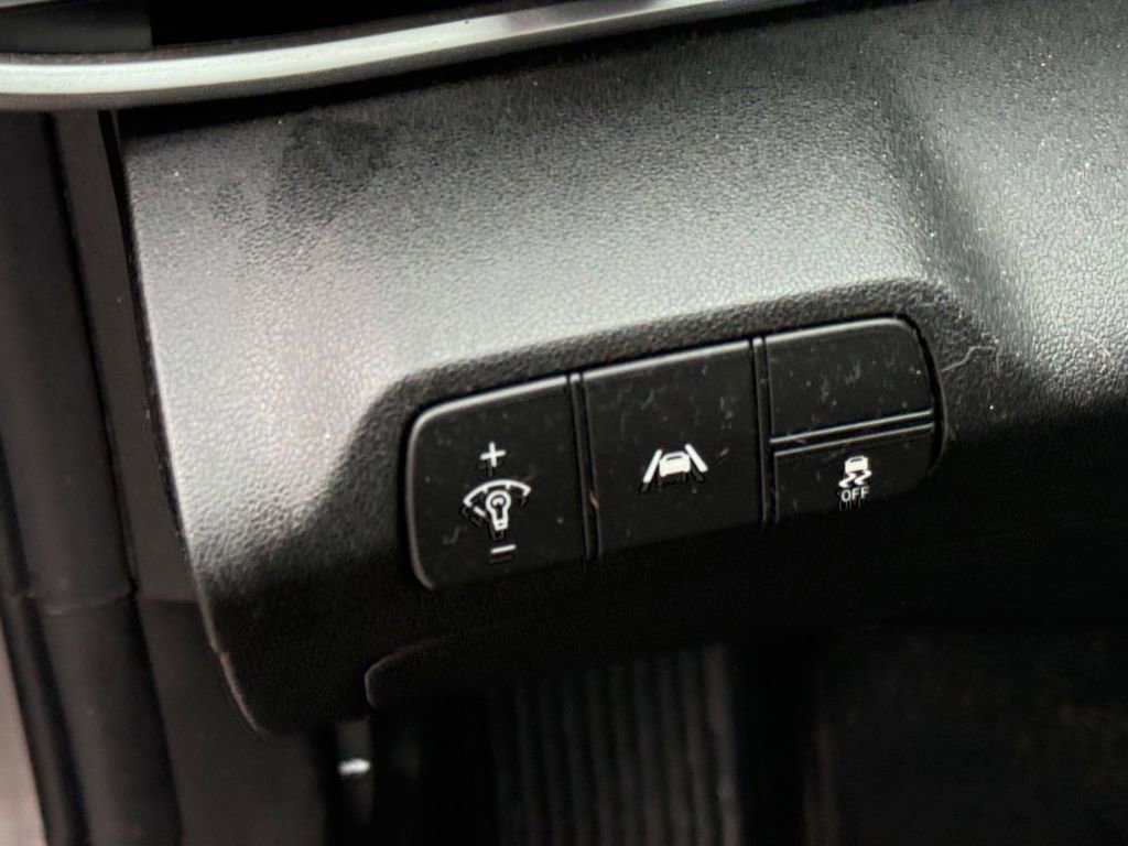 Used 2022 Hyundai Elantra SEL w/ Convenience + Premium Package image 32