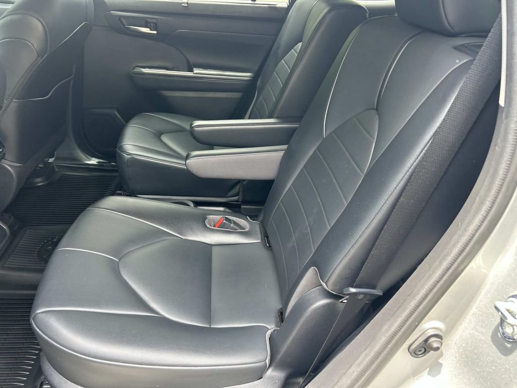 Used 2021 Toyota Highlander XLE FWD image 22