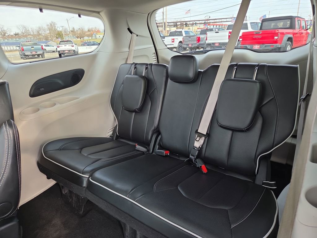 Used 2024 Chrysler Pacifica Limited image 32