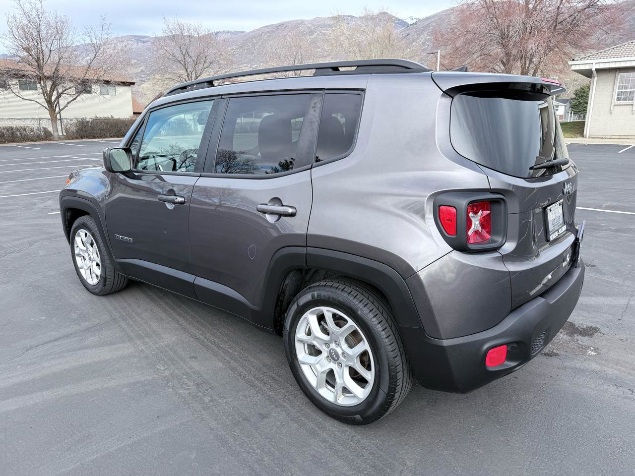 Used 2018 Jeep Renegade Latitude FWD image 3