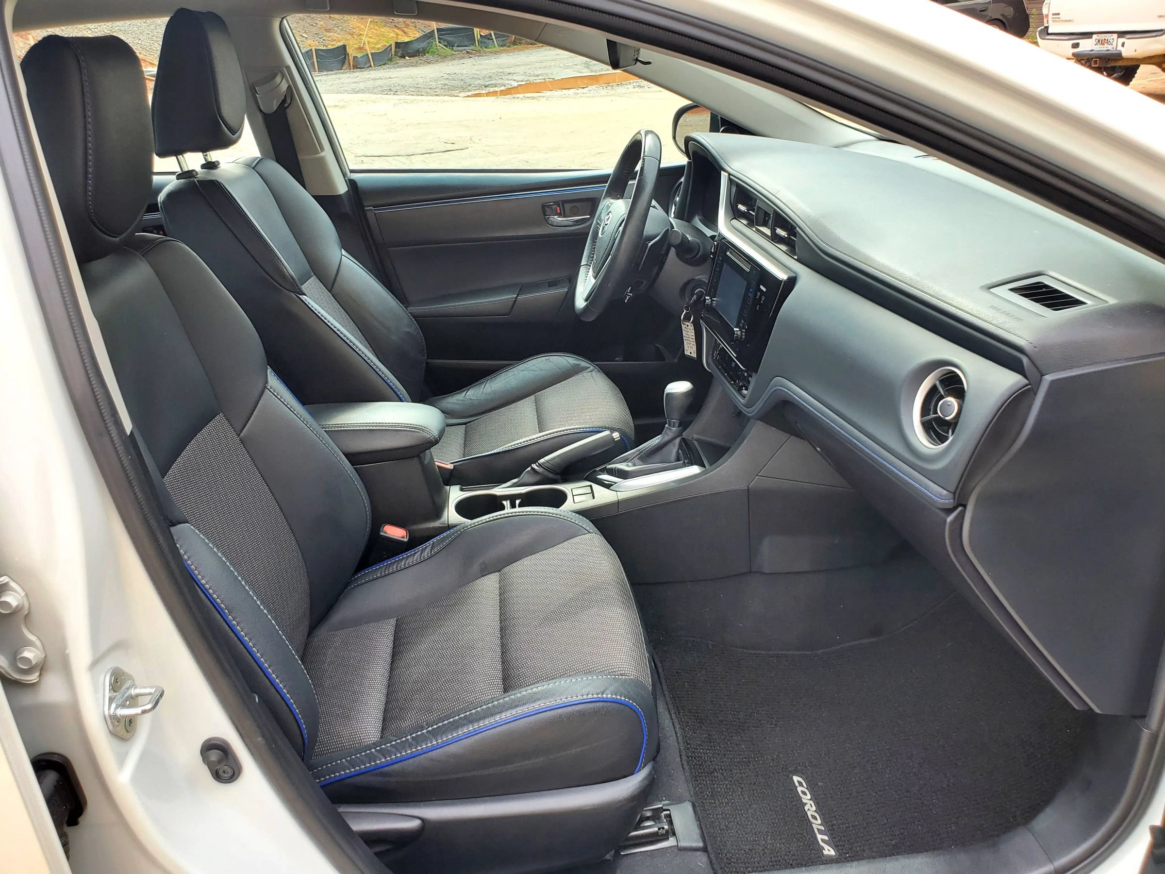 Used 2017 Toyota Corolla SE FWD image 23