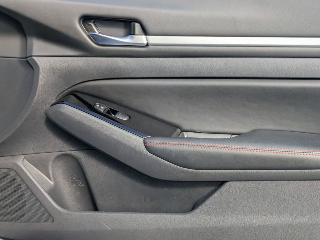 Used 2025 Nissan Altima 2.5 SR image 32