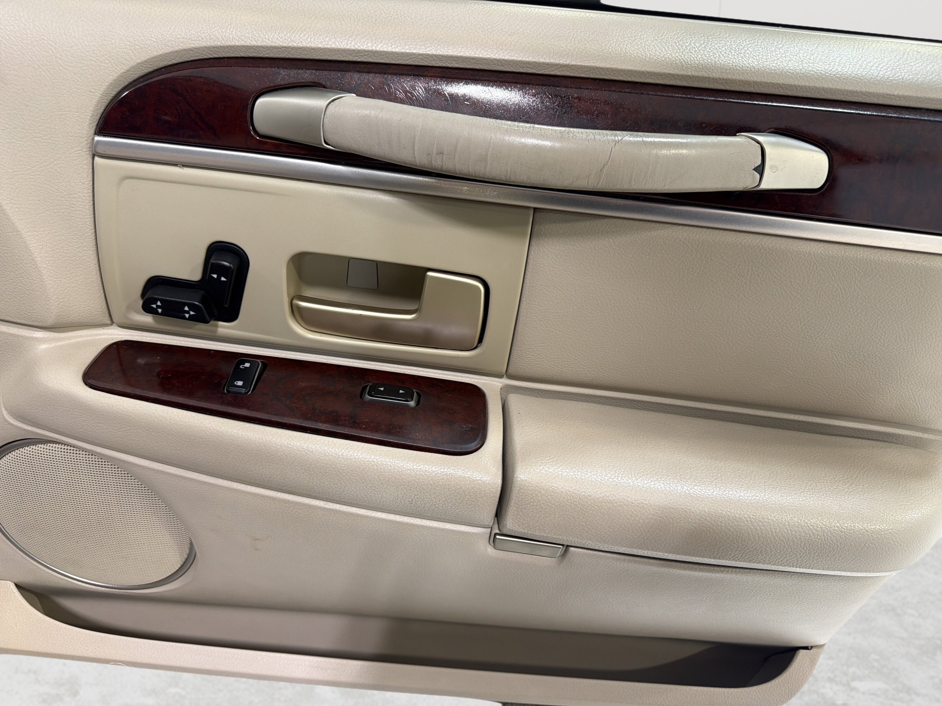 Used 2004 Lincoln Town Car Signature RWD image 13