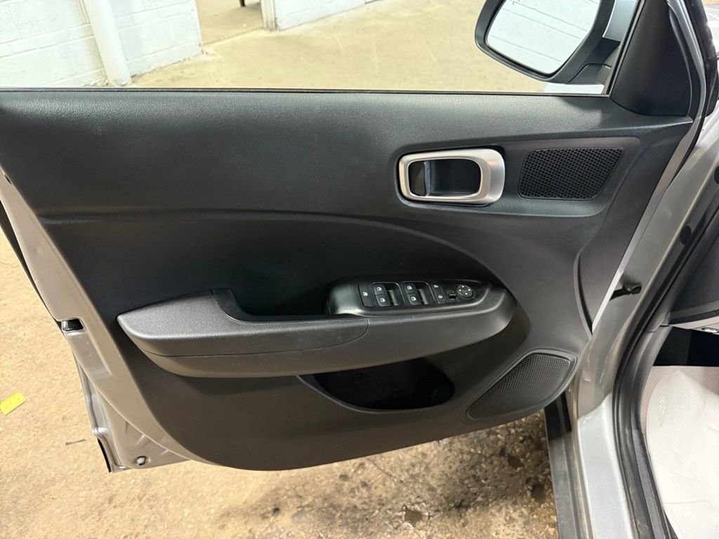 Used 2023 Hyundai Venue SEL FWD image 19