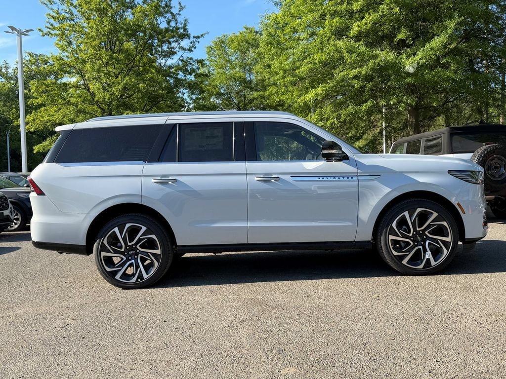 New 2026 Lincoln Navigator Reserve AWD/4WD image 2