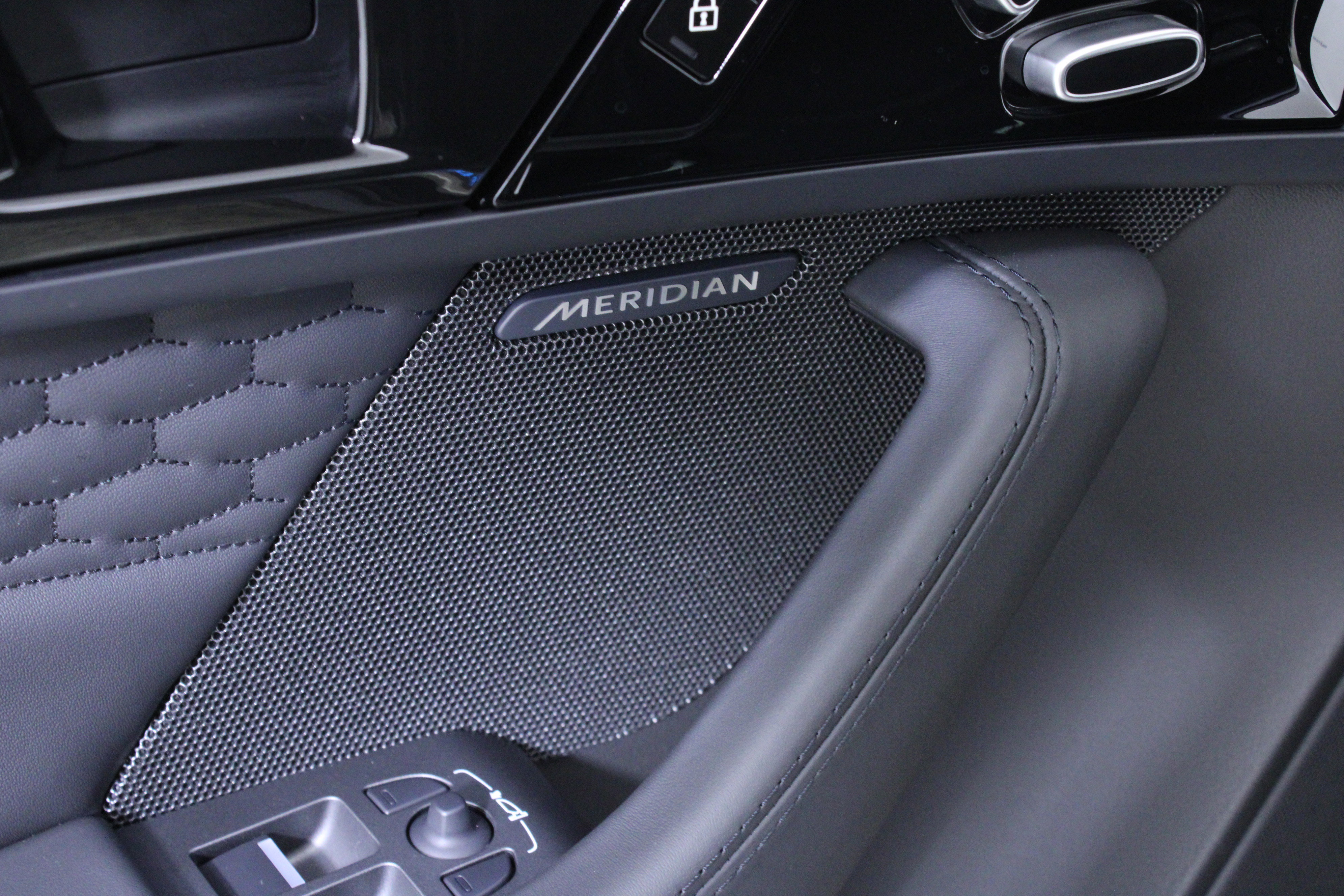 Used 2024 Jaguar F-TYPE R AWD/4WD image 16
