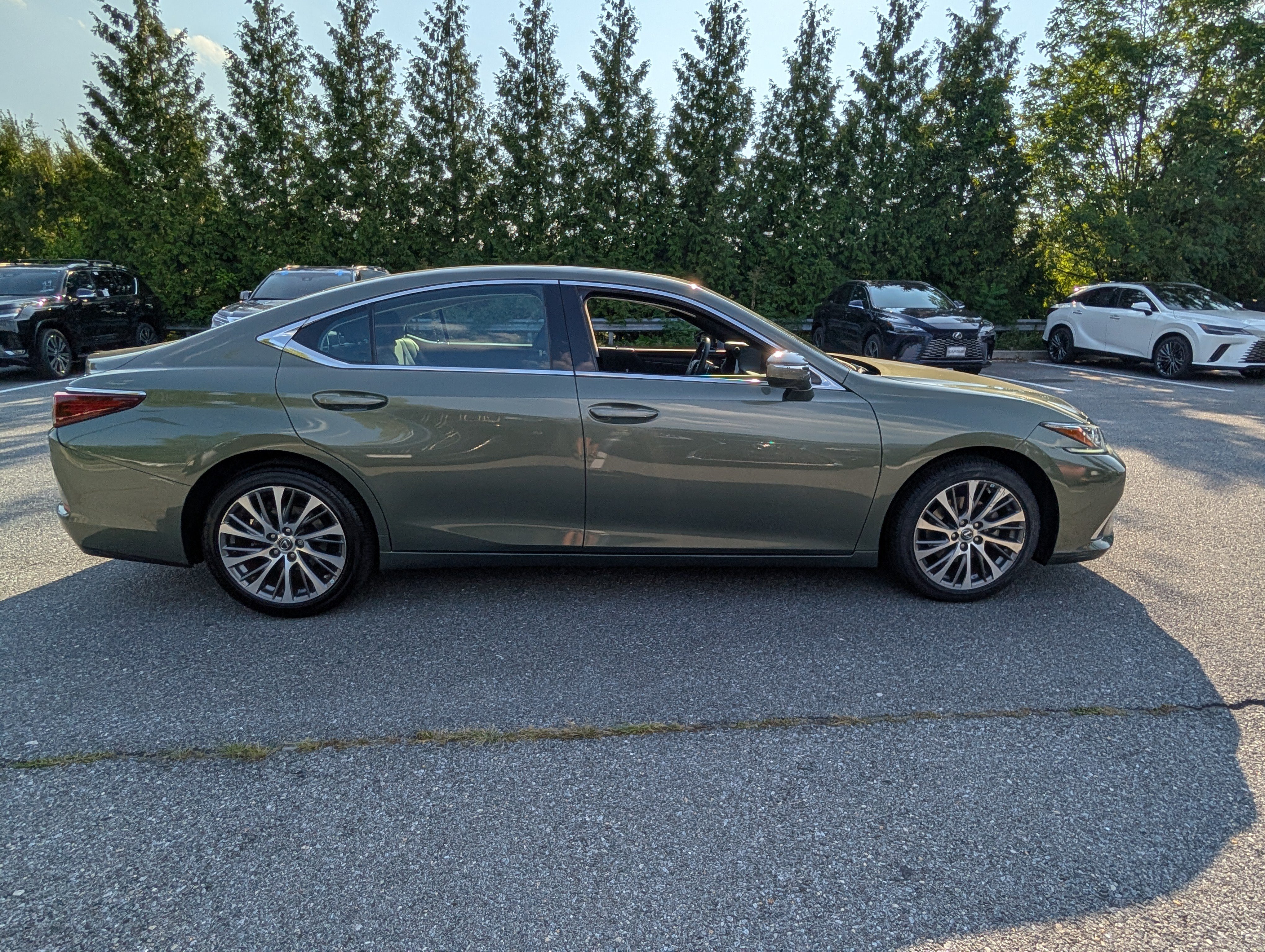 Used 2020 Lexus ES 350 w/ Premium Package FWD image 2