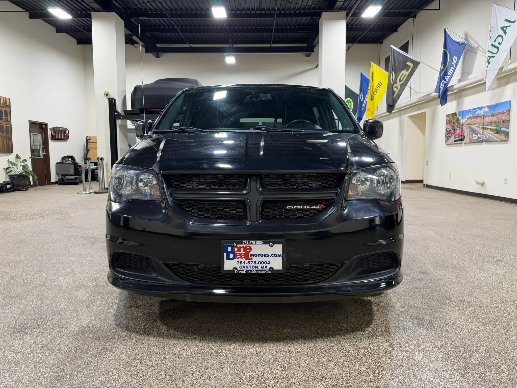 Used 2016 Dodge Grand Caravan SE FWD image 2