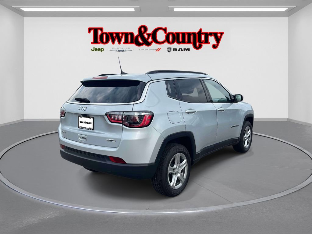 Used 2024 Jeep Compass Latitude AWD/4WD image 7