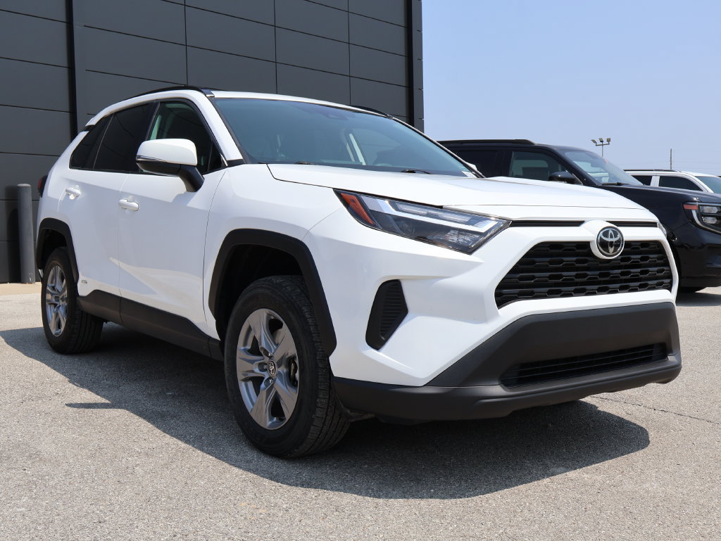 Used 2025 Toyota RAV4 XLE AWD/4WD image 6