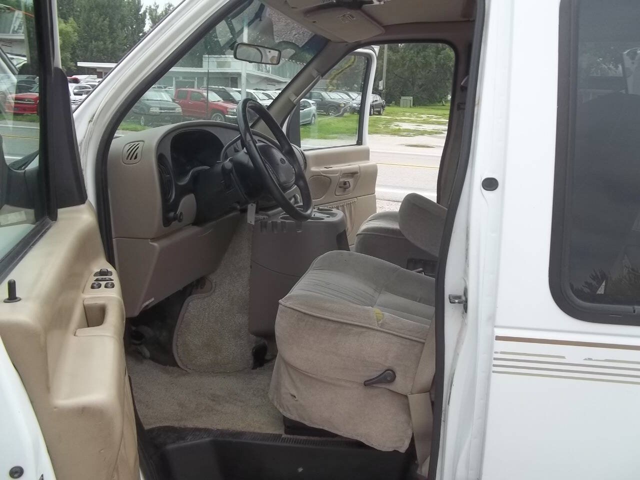 Used 2001 Ford E-150 and Econoline 150 RWD image 7