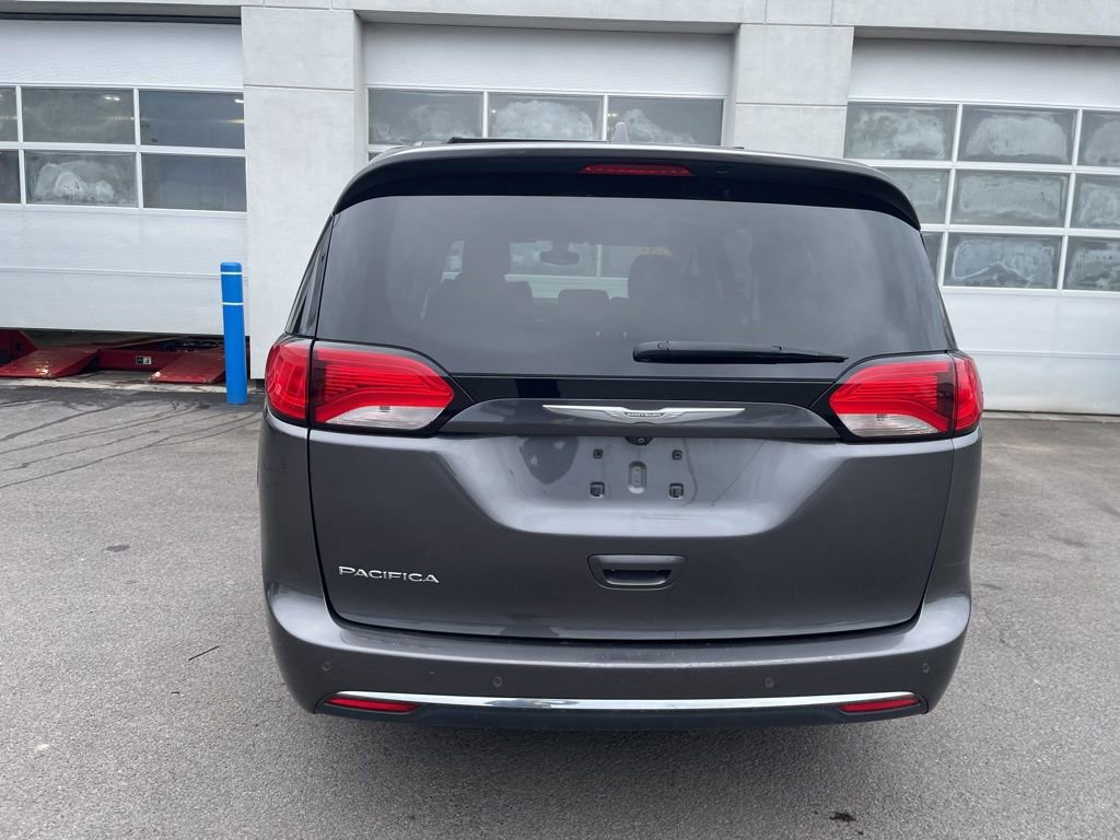 Used 2017 Chrysler Pacifica Touring-L FWD image 6