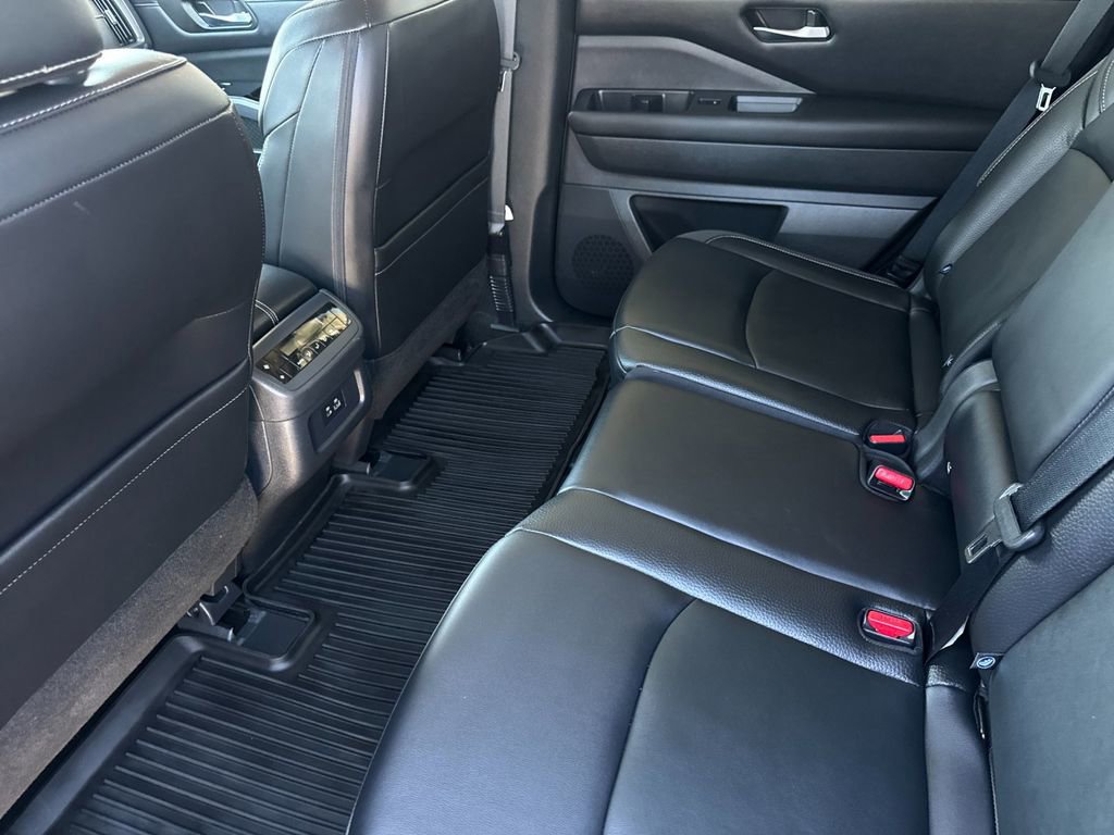 Used 2023 Nissan Pathfinder SL FWD image 11