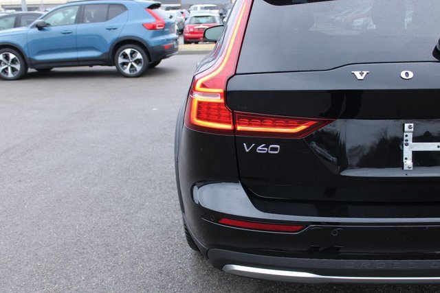 Used 2025 Volvo V60 B5 Cross Country Plus image 45