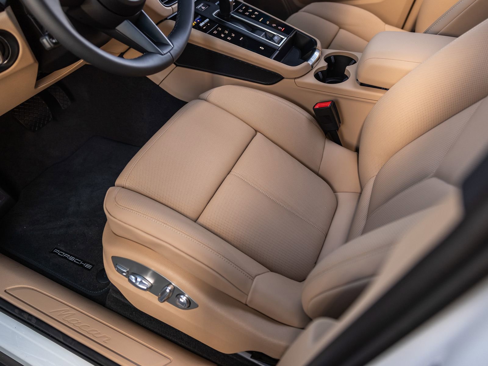 Certified 2025 Porsche Macan image 39