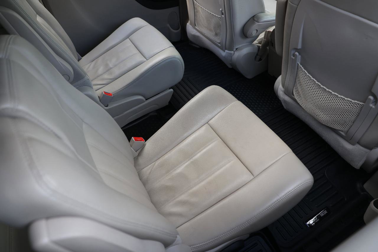 Used 2013 Chrysler Town & Country Touring FWD image 12