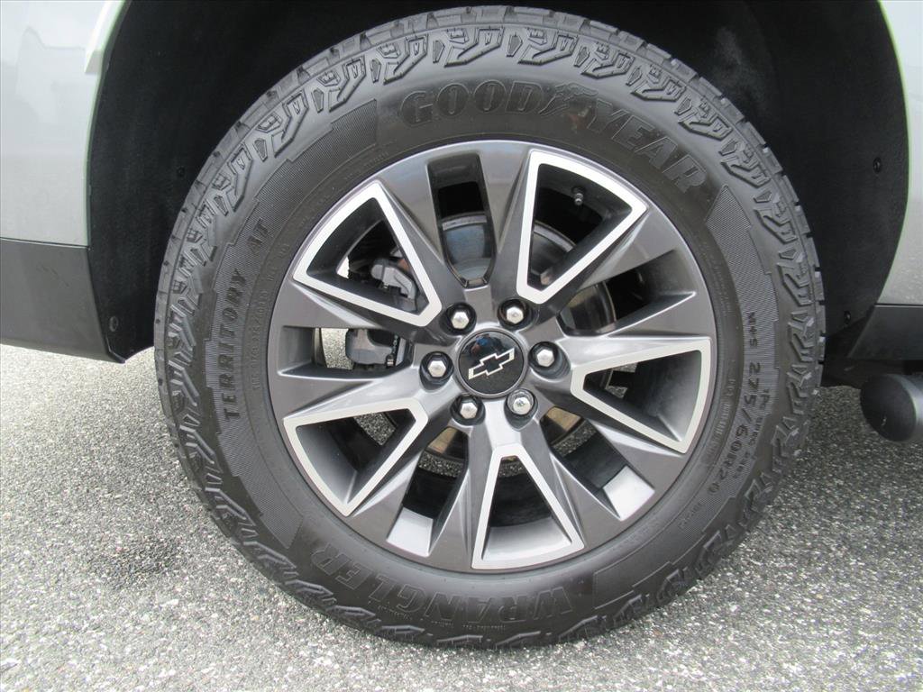 Used 2024 Chevrolet Suburban Z71 w/ Luxury Package AWD/4WD image 8