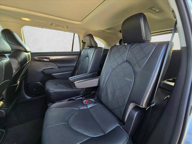 Used 2022 Toyota Highlander Platinum FWD image 17