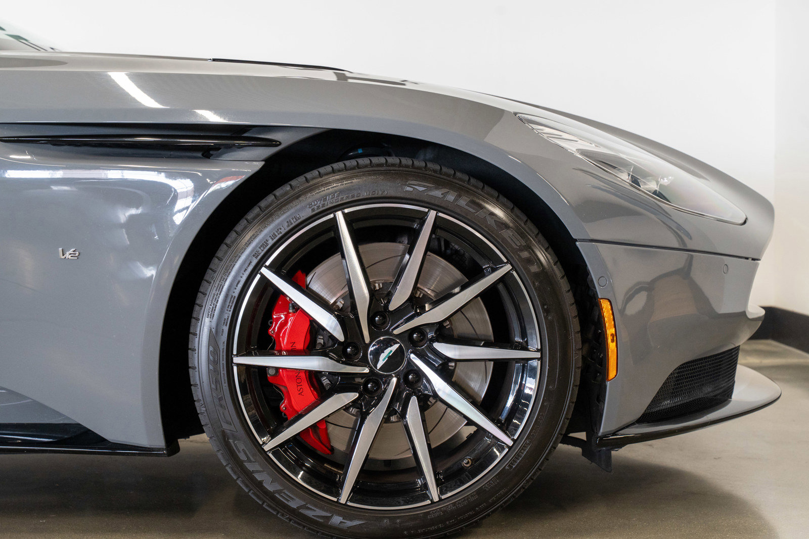 Used 2018 Aston Martin DB11 V12 RWD image 36