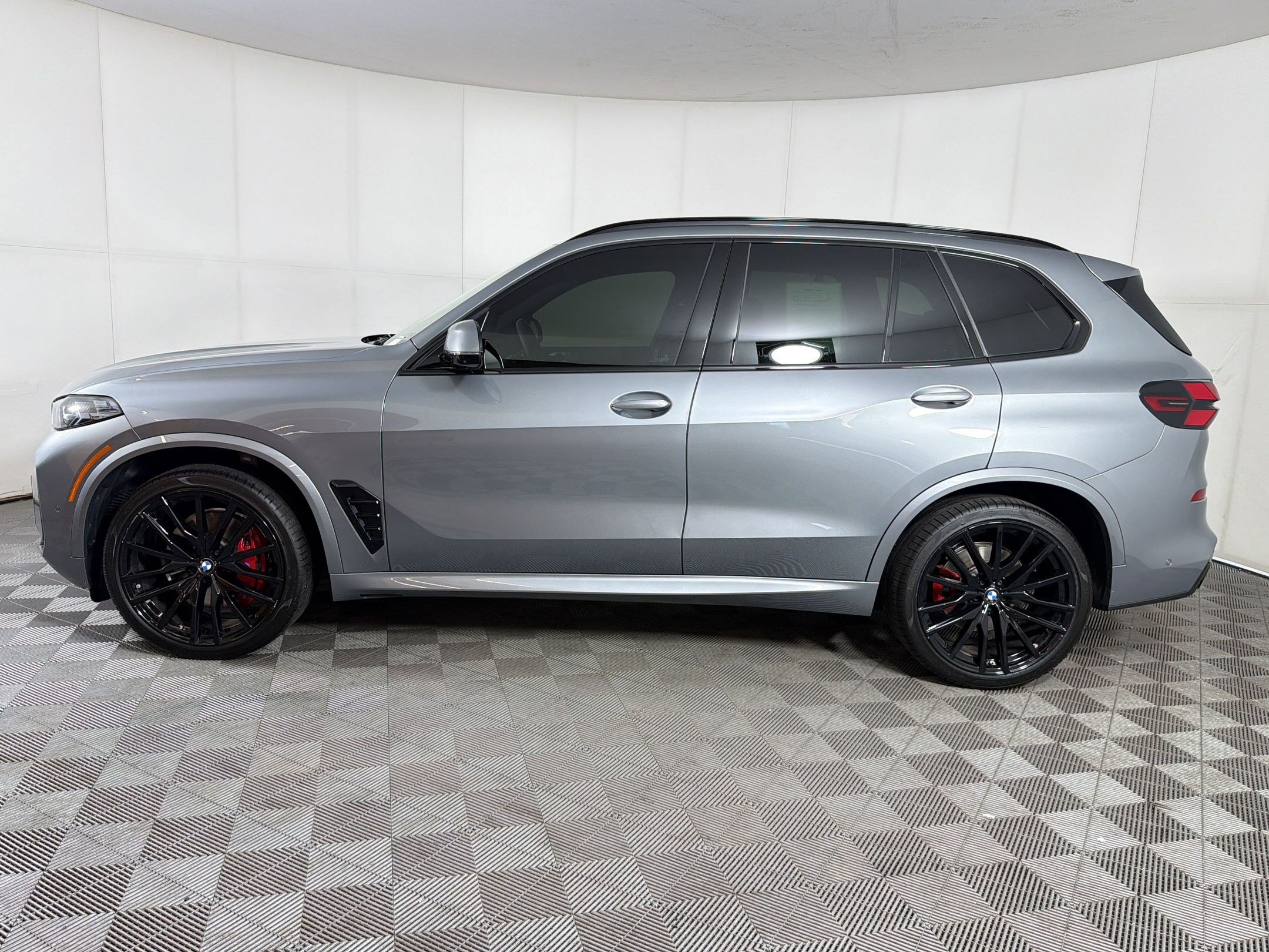Certified 2026 BMW X5 xDrive40i AWD/4WD image 2