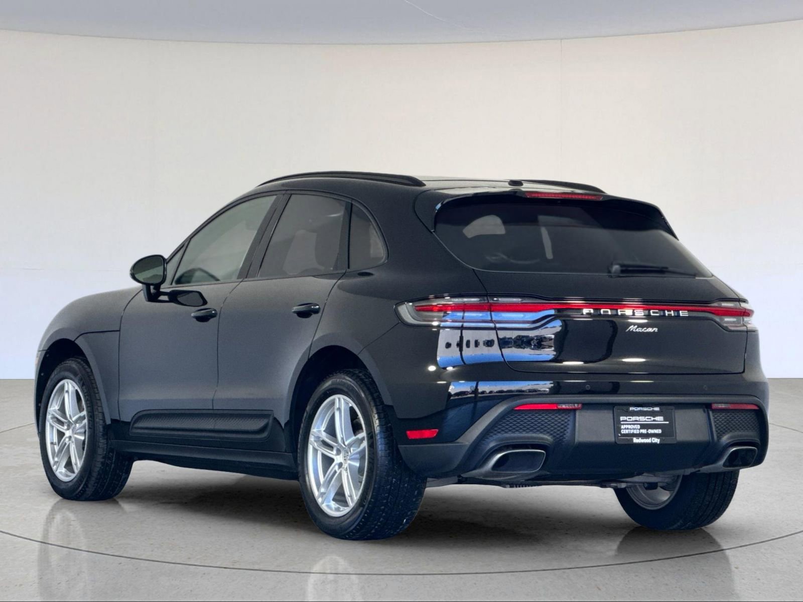 Certified 2025 Porsche Macan video 3