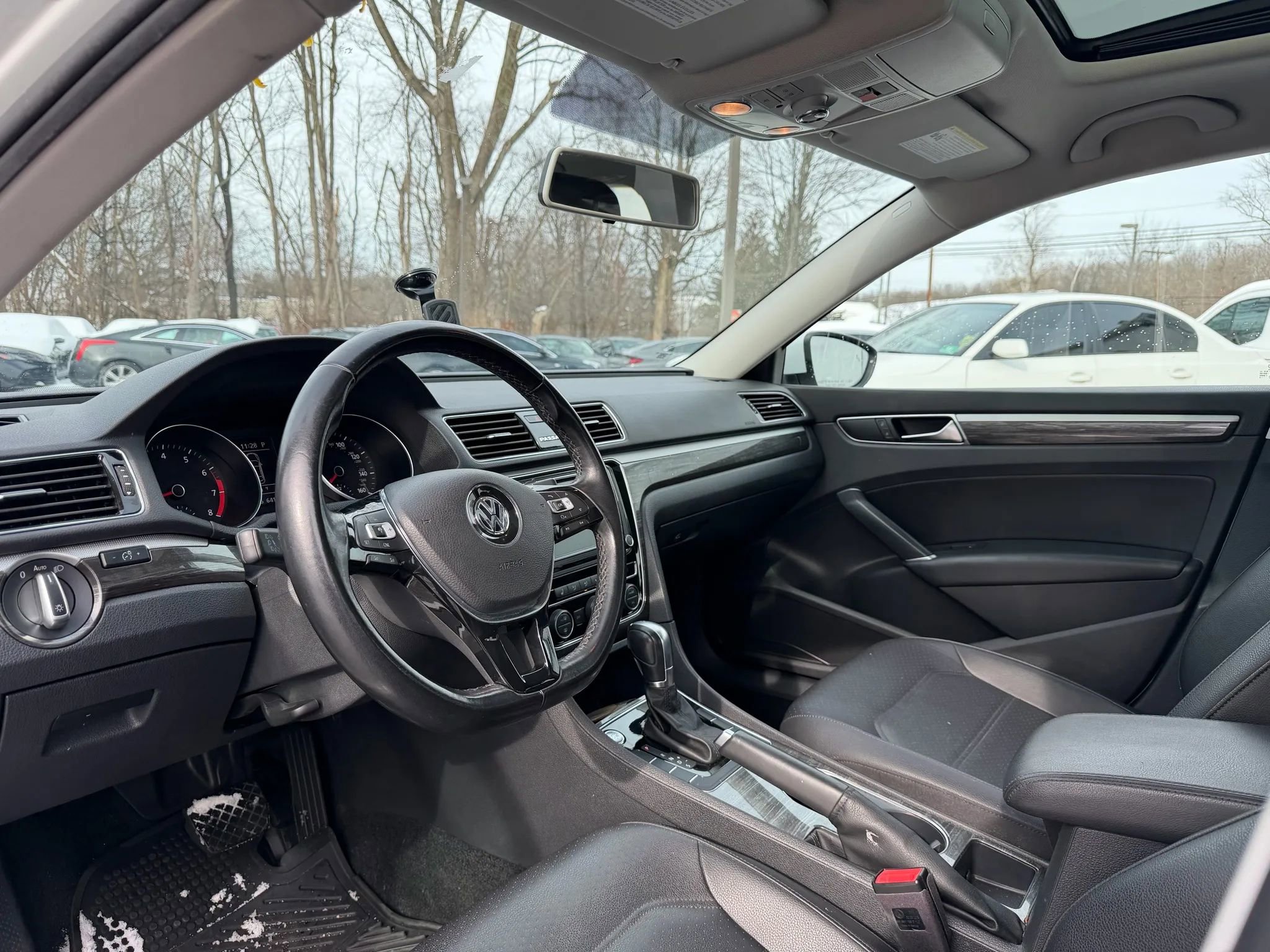 Used 2018 Volkswagen Passat 2.0T SE image 7