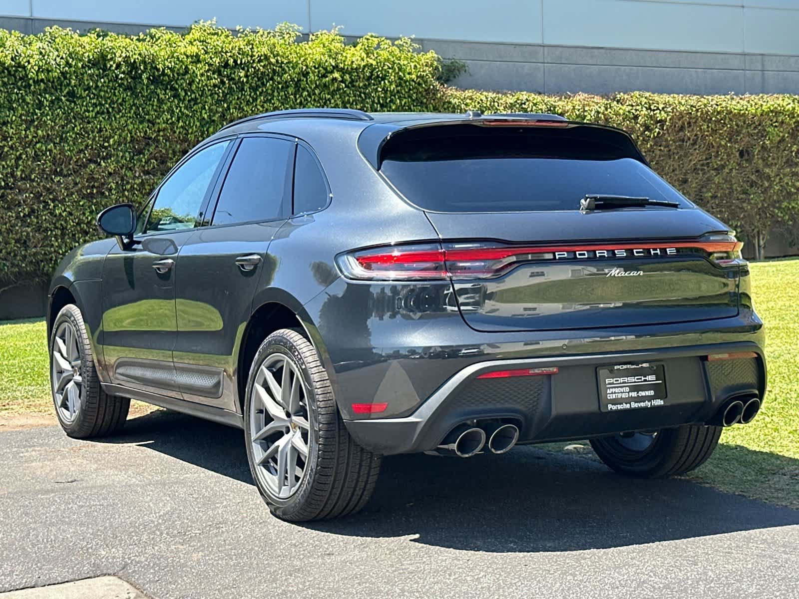 Certified 2025 Porsche Macan AWD/4WD image 3