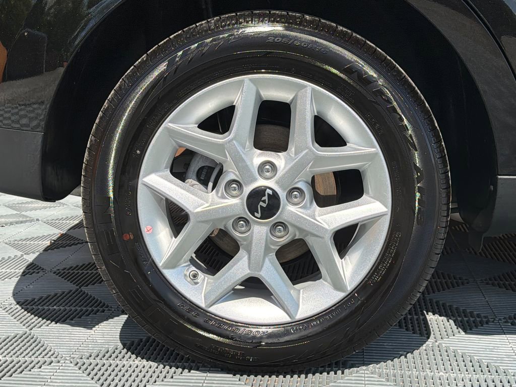 Used 2025 Kia Soul LX FWD image 18