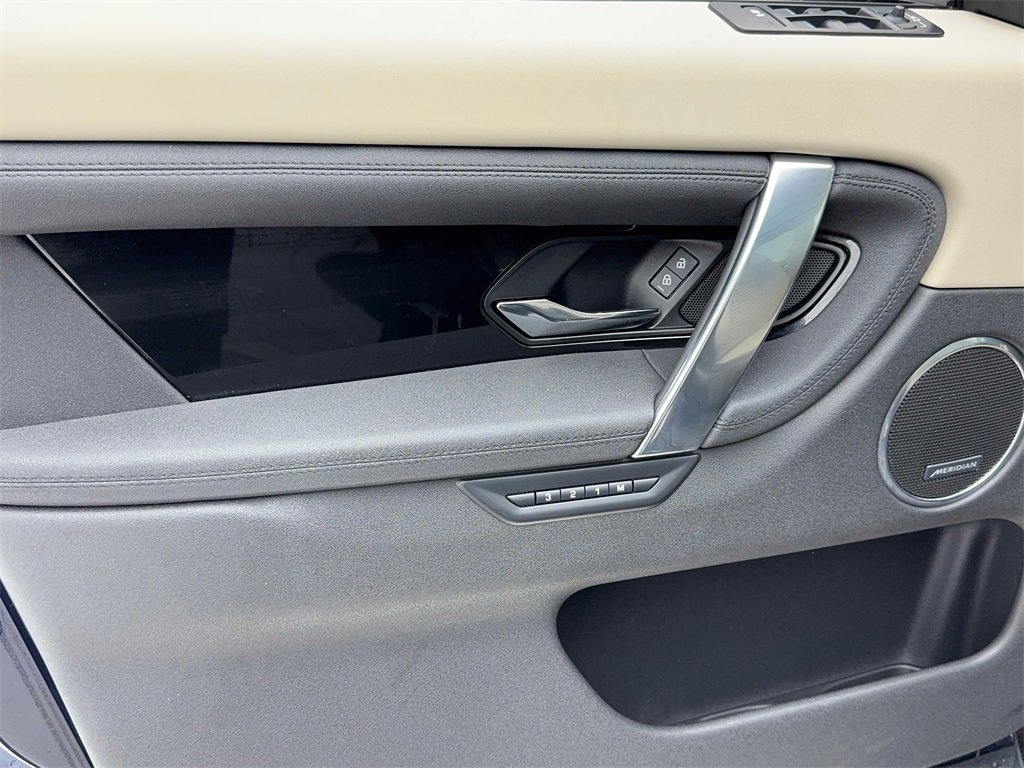 Used 2023 Land Rover Discovery Sport SE image 40