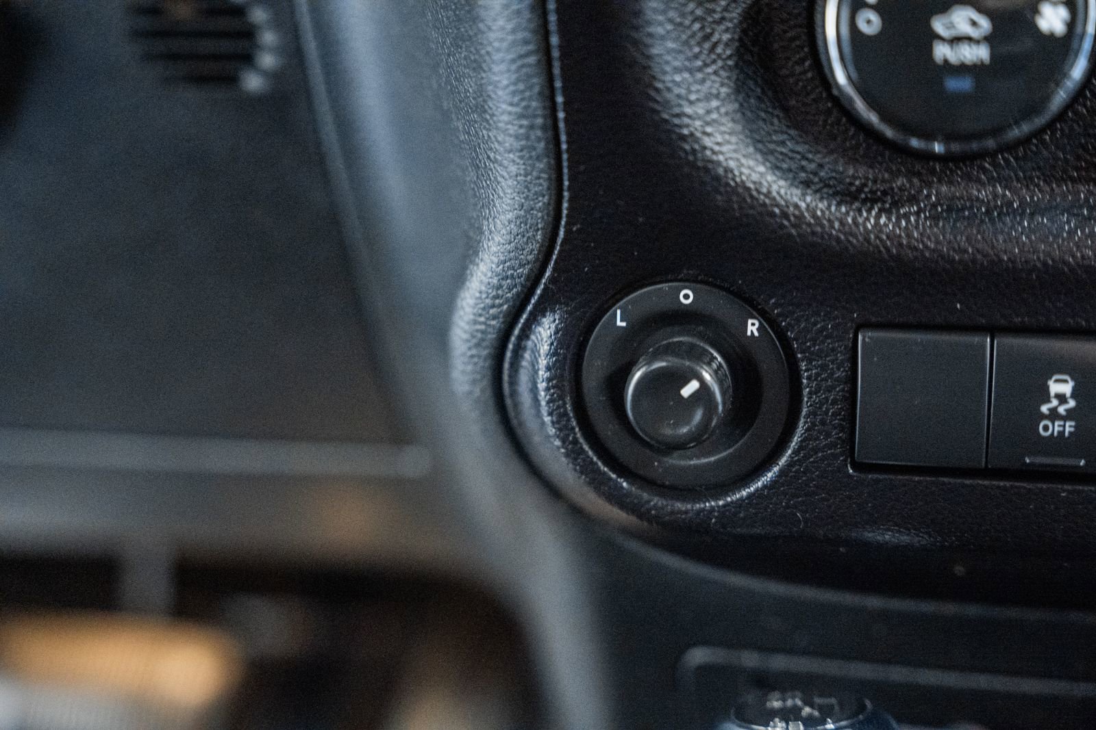 Used 2018 Jeep Wrangler Unlimited Sahara w/ Connectivity Group image 30