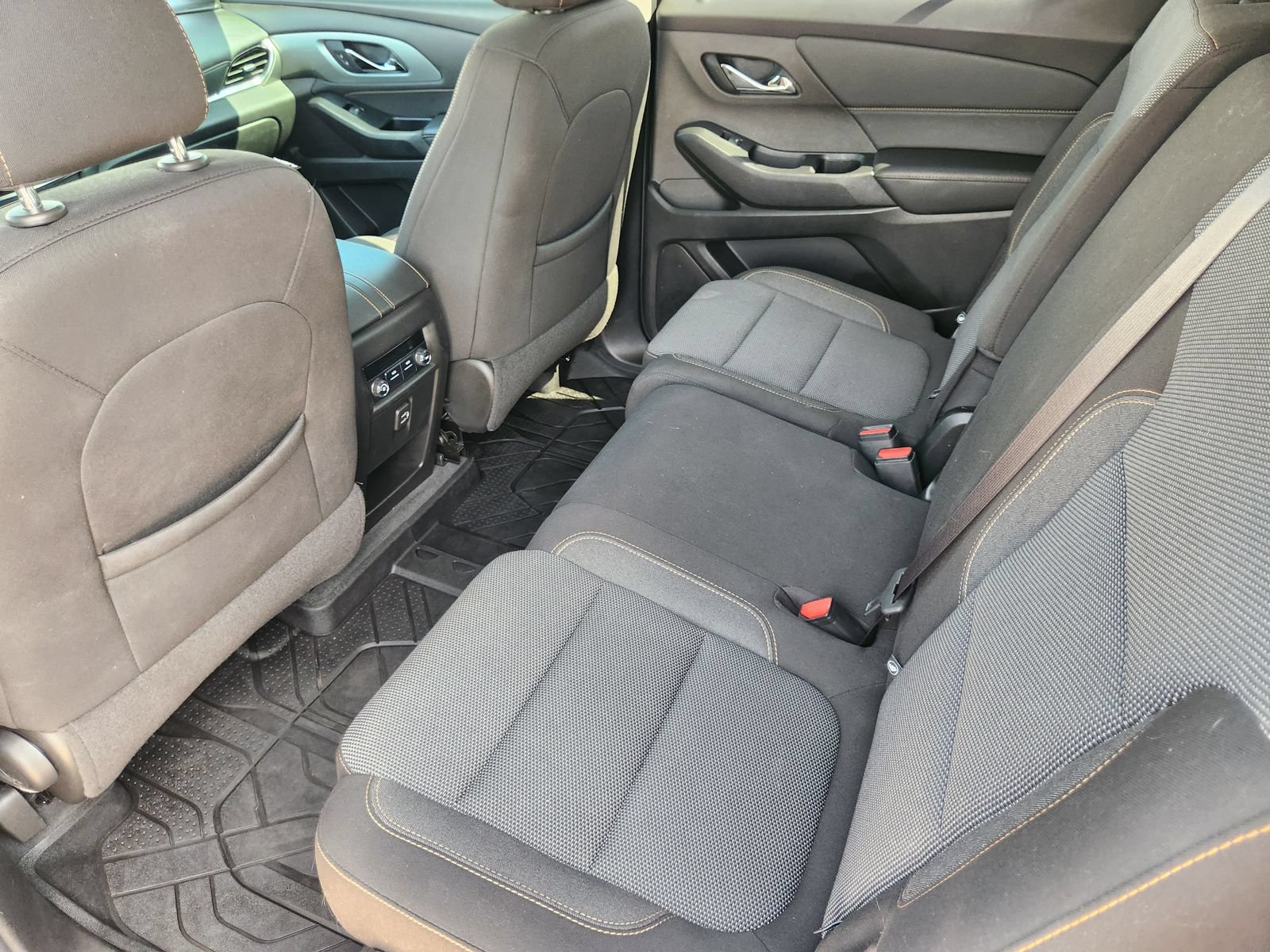 Used 2021 Chevrolet Traverse LS w/ LPO, Floor Liner Package FWD image 31