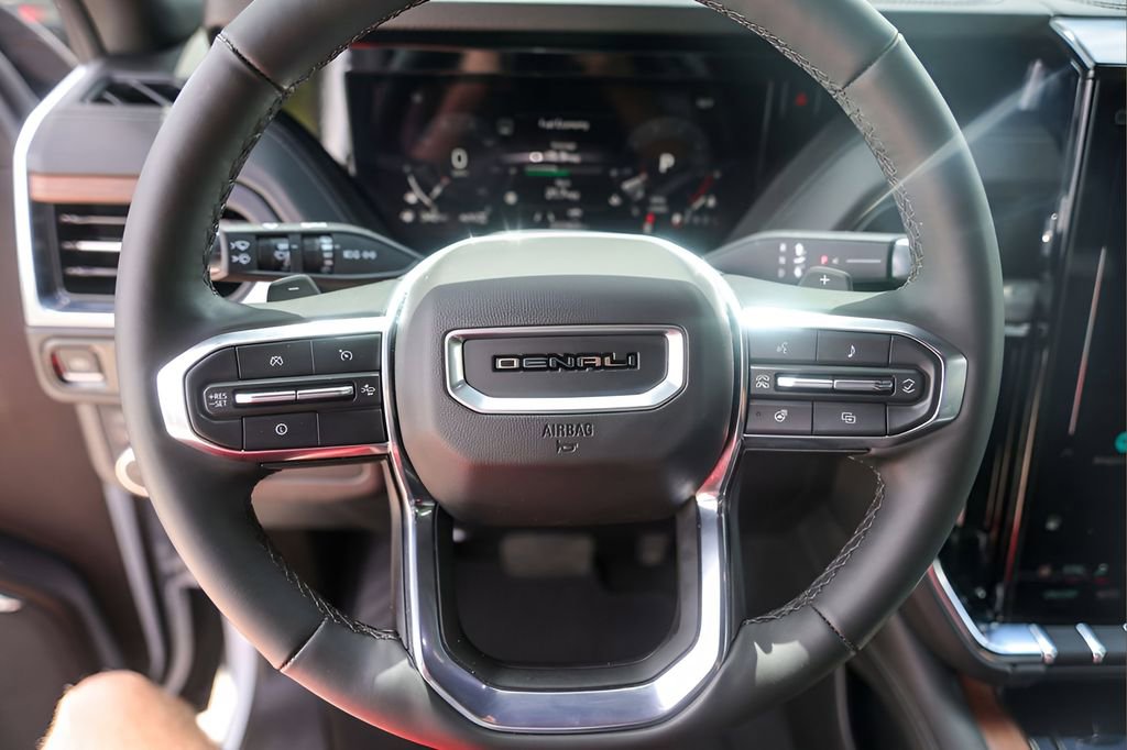 Used 2025 GMC Yukon XL Denali image 12