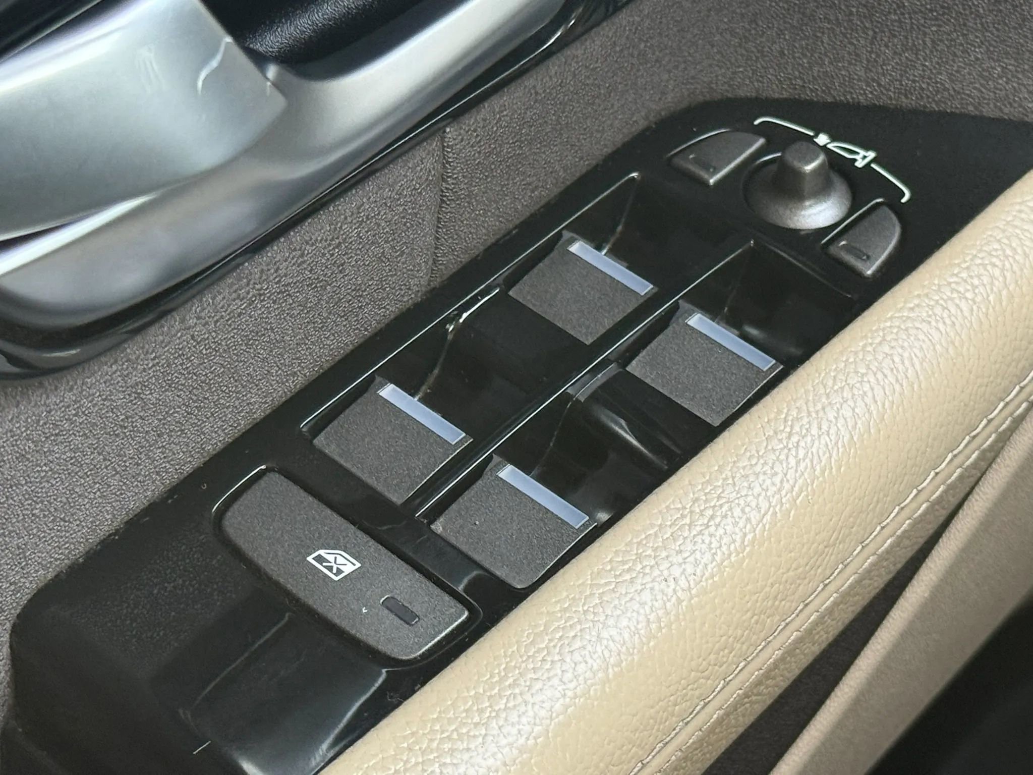 Used 2017 Land Rover Range Rover Evoque SE AWD/4WD image 46