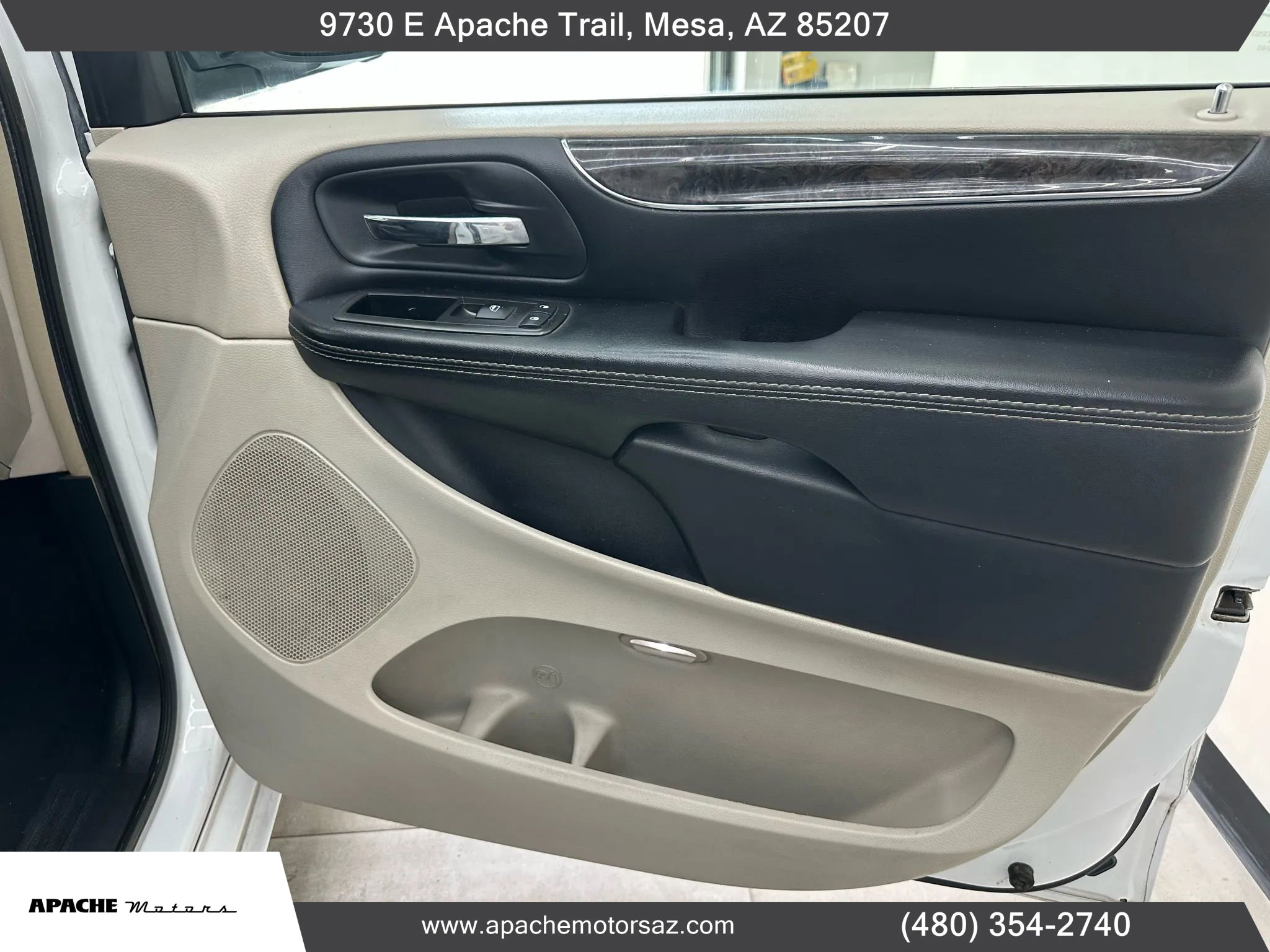 Used 2014 Chrysler Town & Country Touring image 40