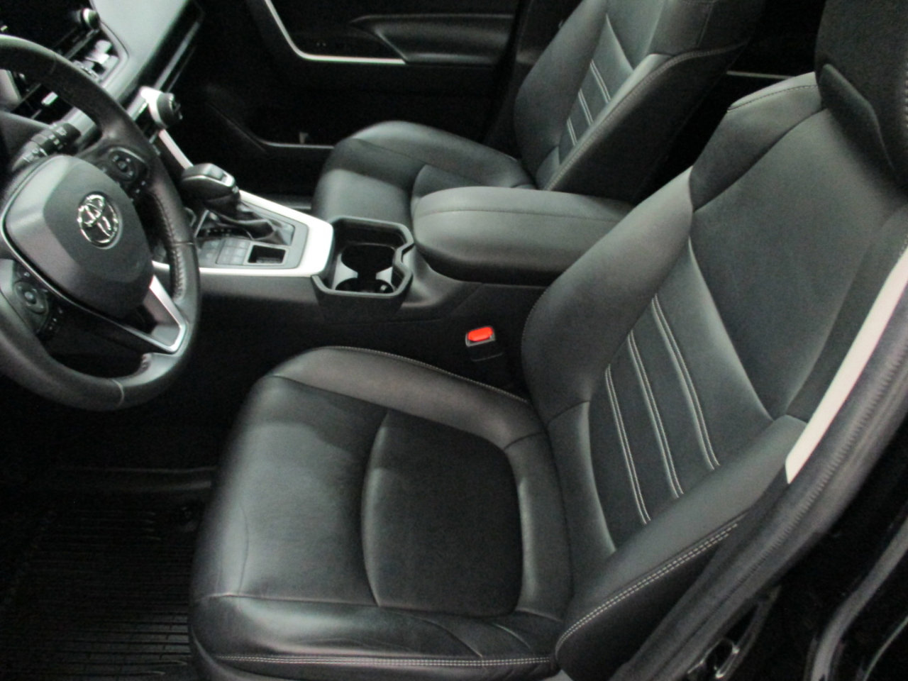 Used 2021 Toyota RAV4 XLE Premium image 10