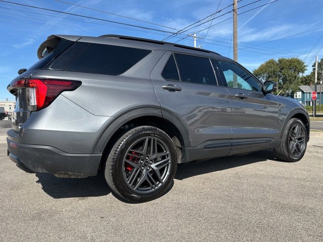 Used 2025 Ford Explorer ST-Line w/ ST-Line Street Pack image 5