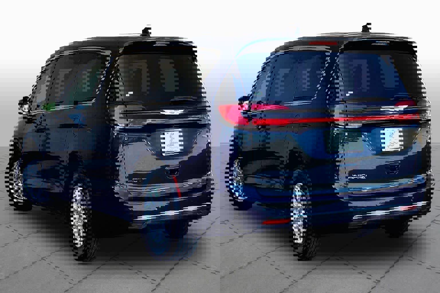 Used 2023 Chrysler Pacifica Touring-L FWD image 12