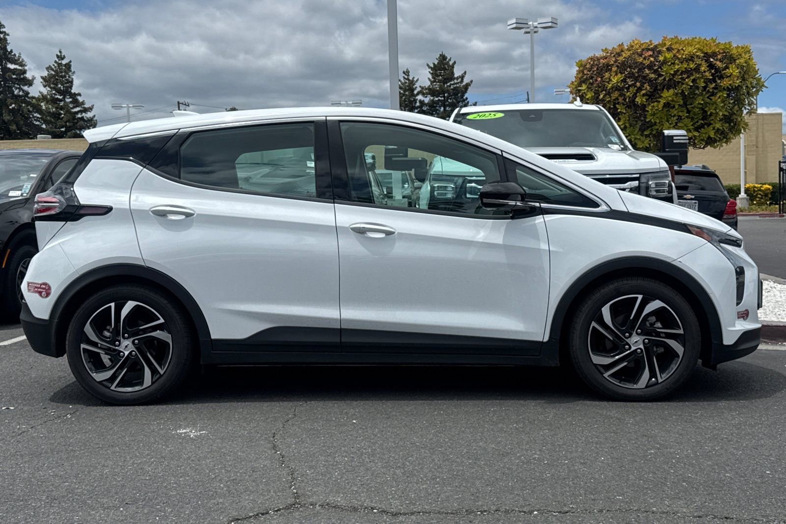 Used 2023 Chevrolet Bolt LT w/ Infotainment Package FWD image 4