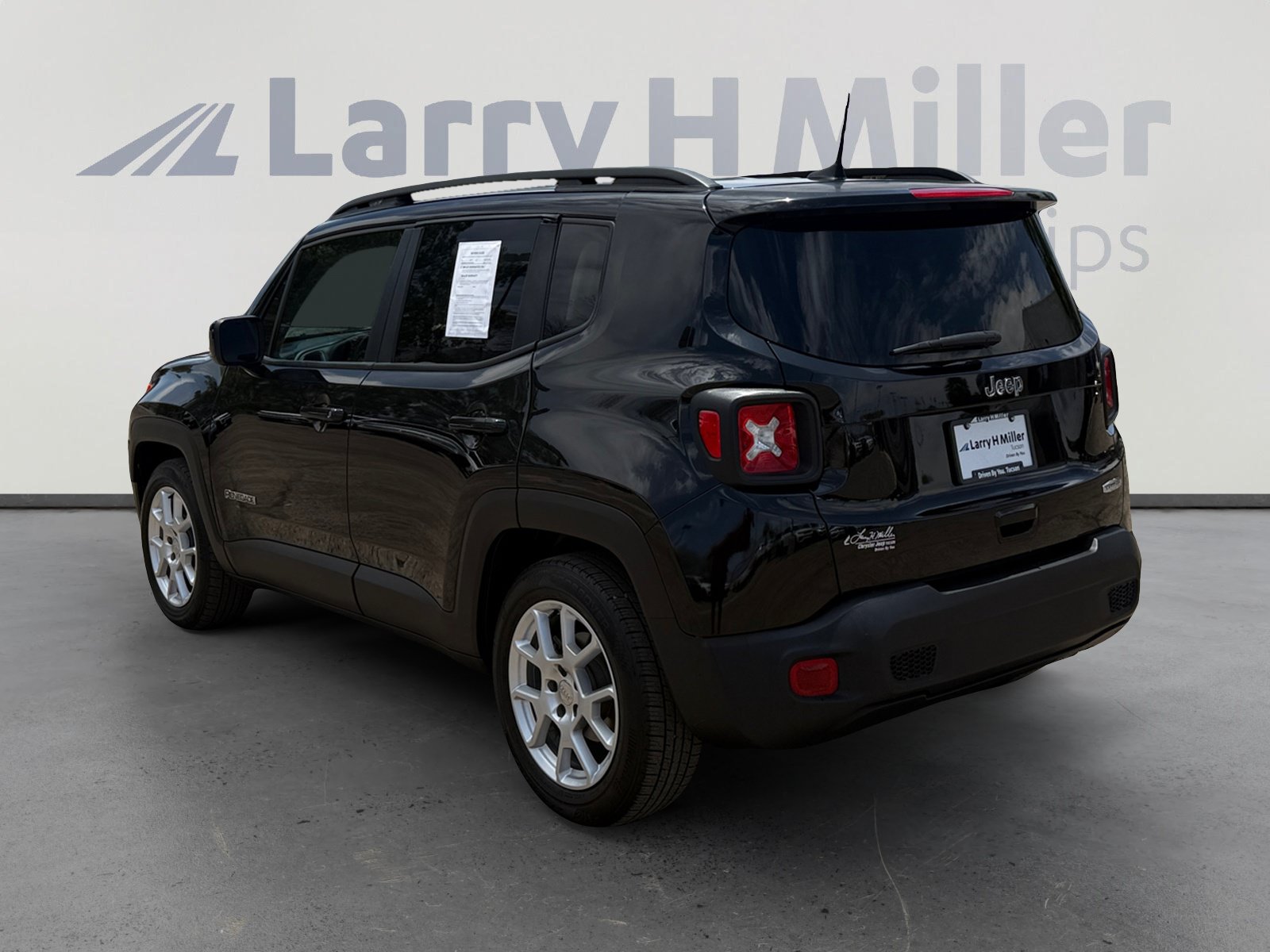 Used 2019 Jeep Renegade Latitude FWD image 3