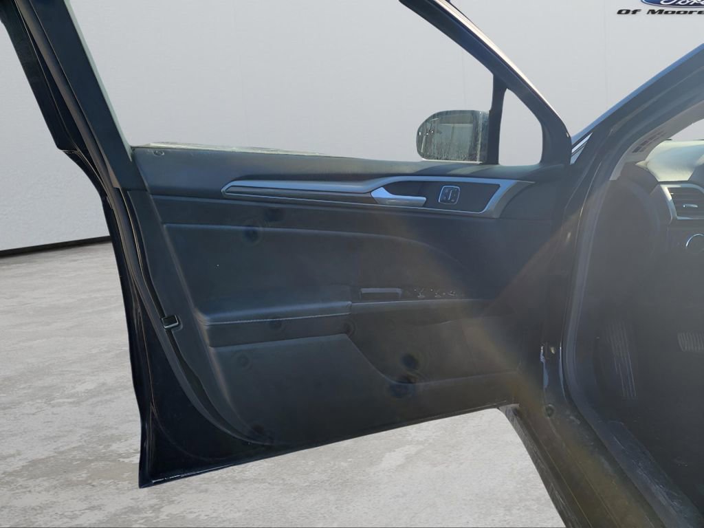 Used 2017 Ford Fusion SE w/ Fusion SE Technology Package image 9