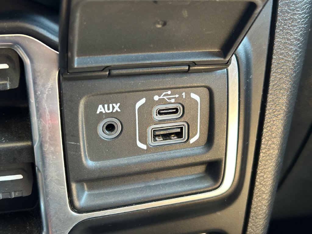 Used 2022 Jeep Wrangler Unlimited Sahara AWD/4WD image 31