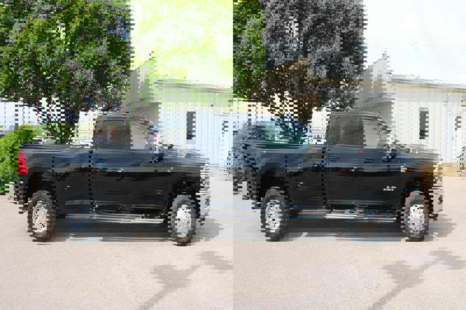 New 2025 RAM 3500 Laramie w/ Towing Technology Group image 3