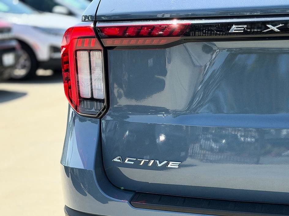 Used 2025 Ford Explorer Active w/ Active Comfort Package image 16
