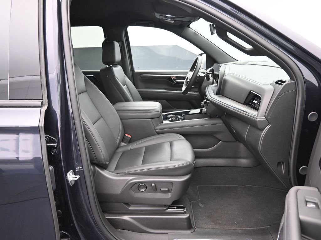 Used 2025 Chevrolet Tahoe Z71 AWD/4WD image 37