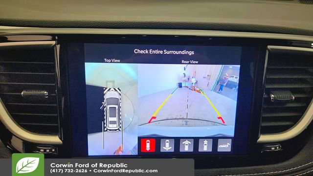 Used 2024 Chrysler Pacifica Select image 17